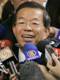 Foto : Taiwan's ruling Democratic Progressive Party, DPP, 2008 presidential candidate Frank Hsieh announces to media that he will take over as party chairman, Monday, Jan. 14, 2008, in Taipei, Taiwan. The party selected Hsieh as its new chairman ...