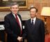Foto : Chinese Premier Wen Jiabao (R) shakes hands with British Prime Minister Gordon Brown during the dinner Brown hosts for him at the British prime minister's official residence on the outskirts of London Jan. 31, 2009. Chinese Premier Wen Jiabao arrived in London on Jan. 31 for a three-day visit to Britain. (Xinhua/Lan Hongguang)
