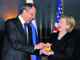 Foto : In a symbolic gesture, U.S. Secretary of State Hillary Clinton gave her Russian counterpart Sergei Lavrov a red 