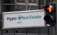 Foto : Picture taken on September 29, 2008 shows a red light in front of the logo of German bank Hypo Real Estate (HRE) at its branch in Berlin. The German state holds a stake of 47,31% of the troubled bank, it was announced on May 7, 2009
www.daylife.com