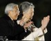 Foto : Japanese Emperor Akihito (R) and Empress Michiko clap their hands to react wellwishers for celebration of 20 years on the throne at the Imperial palace in Tokyo on November 12, 2009. Thousands of people gathered in a square in front of the palace for the celebration. www.dailife.com