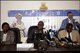 Foto : Justice Chan Reec Madut, center, the chairman of the Southern Sudan Referendum Bureau, discusses registration and referendum preparation issues during a press conference in Juba, southern Sudan, Monday, Jan. 3, 2011. The Jan. 9 poll will decide whether Sudan's mainly Christian and animist south can split from its mainly Muslim north. Many Sudanese on both sides of the border are worried the vote could lead to renewed violence or even a return to the two-decade-long north-south civil war ended by a 2005 peace deal. (AP Photo/Pete Muller) (Pete Muller - AP) 
