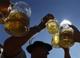 Foto : People toast with beer mugs in Munich in this September 21, 2010 file photo. 

Credit: Reuters/Michaela Rehle
