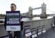 Foto : A picket stands outside City Hall in central London November 30, 2011. 

Credit: Reuters/Chris Helgren

