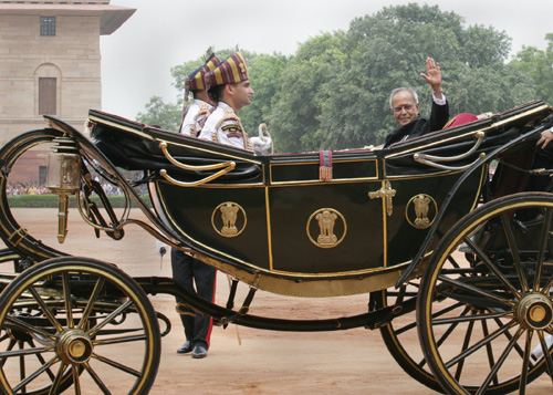 Foto : The President of India, Shri Pranab Mukherjee, waving at the arrival of the Forecourt of Rashtrapati Bhavan on July 25, 2012.