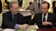 Foto : Google CEO Eric Schmidt, left, and French president Francois Hollande sign an agreement at the Elysee Palace in Paris (AP)
