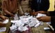Foto : Egyptian election workers count ballots at the end of the second, final day of a key referendum on a new constitution, inside a polling station in Cairo, Egypt, Wednesday, Jan. 15, 2014. (Photo: Mai Shaheen)