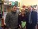 Foto : Krst knihy  Chme� oby�ajn�
Autori Juraj Farag� v�avo Eva Urgeov� a sponzor z Eurobrew Juraj �ajko