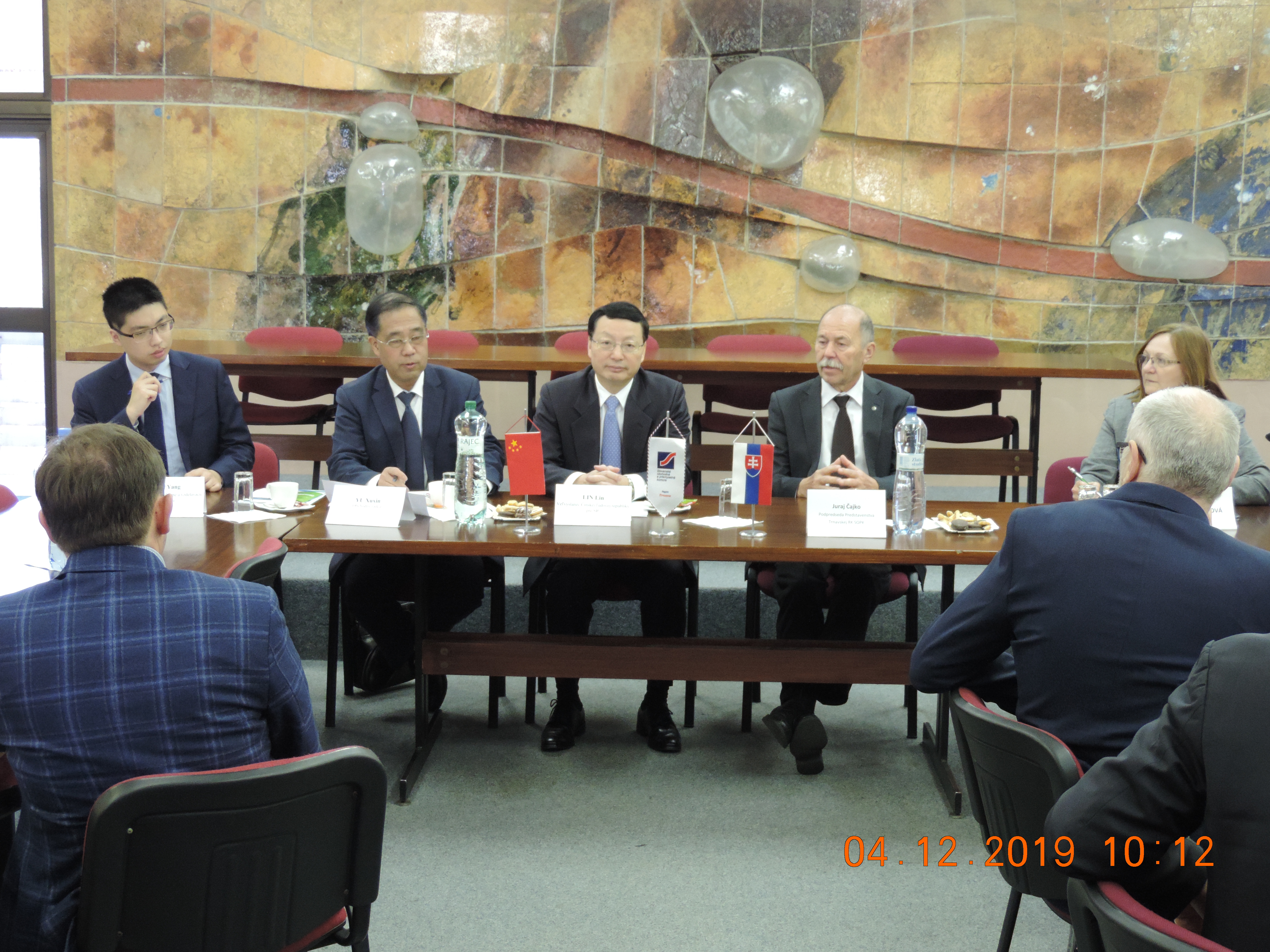 Foto : Round table in Trnava Slovak China